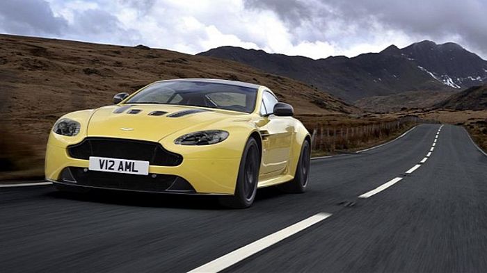 H Aston Martin V12 Vantage S εξοπλίζεται με ένα κινητήρα V 12 6,0 λτ, που παράγει 573 ίππους και 620 Nm ροπής. H τελική της ταχύτητα είναι 330 χλμ./ώρα.
